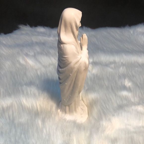 Blessed Virgin Mary Statue - Picture 7 of 8